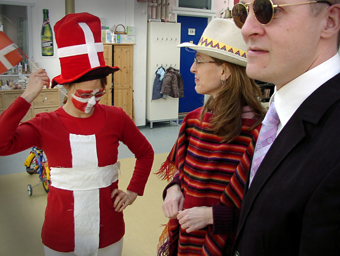 Anne, Gitte og Jan, feb 2006, Fastelavnsfest i hallen