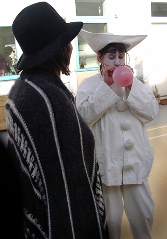 Lola og Linda, feb. 2006, Fastelavnsfest i hallen