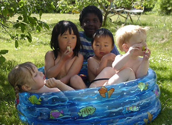 Anne Sofie, Rasmus, Viggo, Andre og Frida - nyder sommervarmen i haven