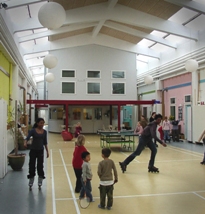 Ungerne er ofte på rulleskøjter i vores lyse hal